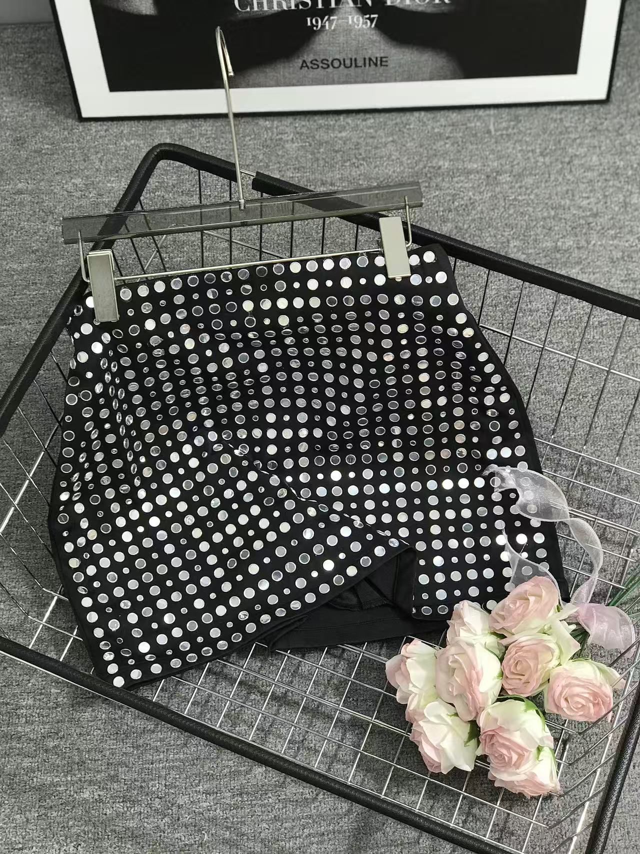 ✨ Estate Scintillante – Mini gonna party con borchie specchiate