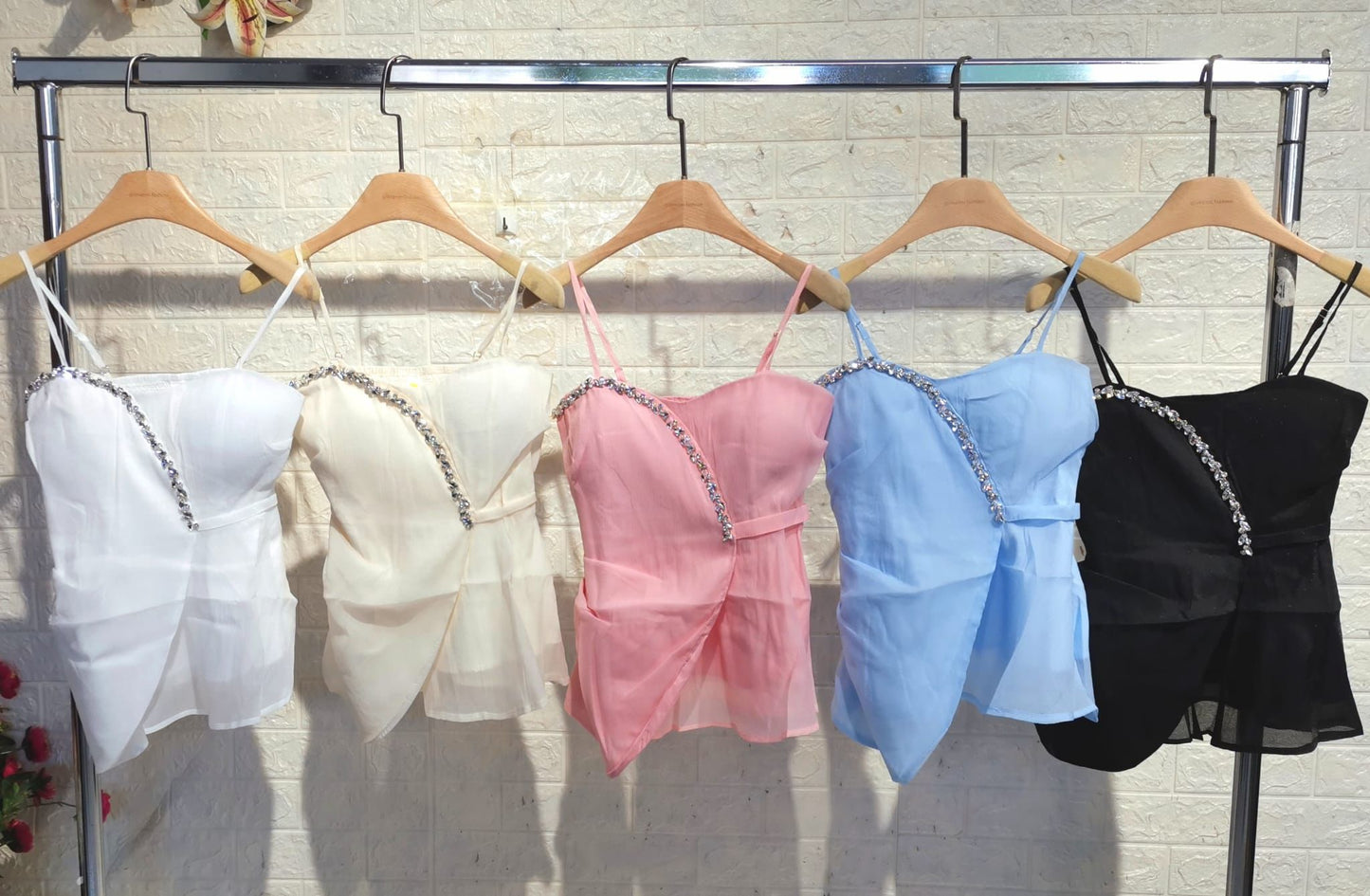 ✨ Incanto di Cristallo – Top chiffon con profilo gioiello